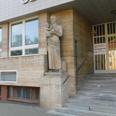 Socha Spořivost před spořitelnou v Napajedlech