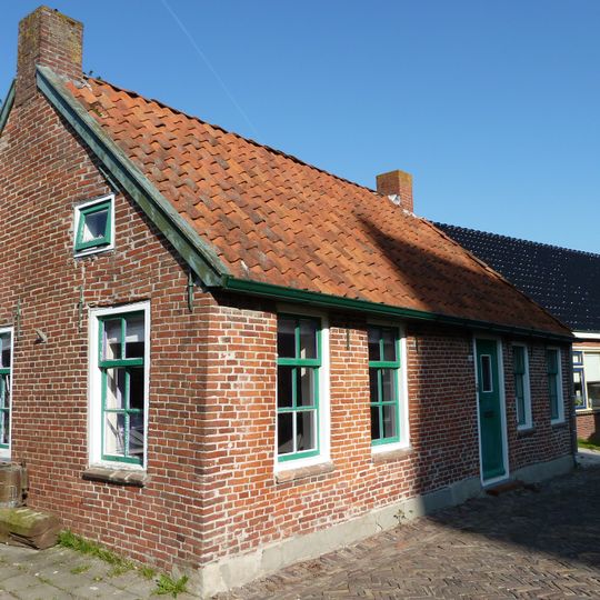 Pand met topgevel onder schilddak met hoekschoorsteen