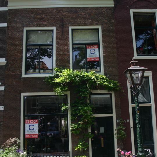 Pand met gevel met rechte kroonlijst