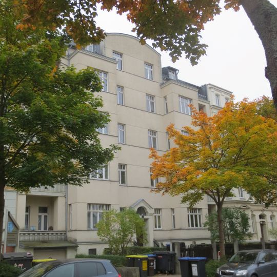 Mietshaus in geschlossener Bebauung mit Vorgarten und Einfriedung Weststraße 101