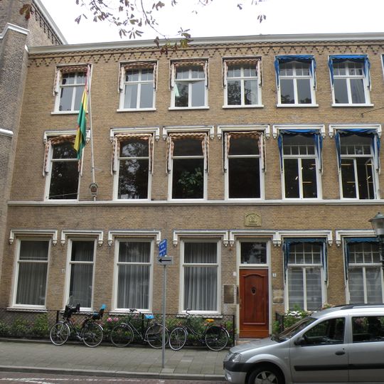 Voornaam woonhuis in bakstenen neo-gotiek naar Engelse trant