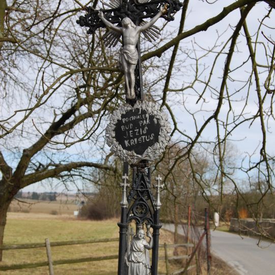 Kříž v Květově na křižovatce