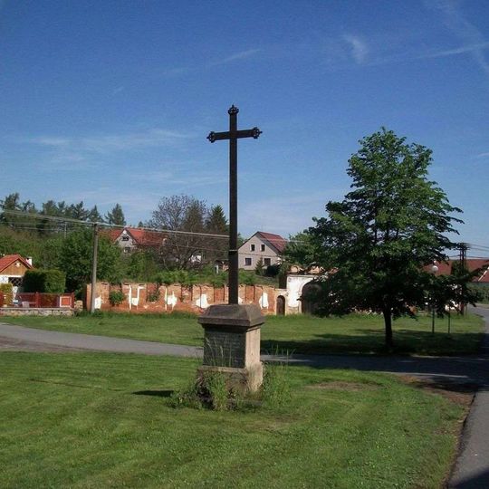Kříž v Kyšicích na návsi