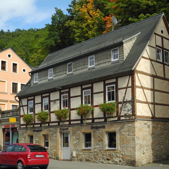 Wohnhaus und Nebengebäude Roßmäßlerstraße 10