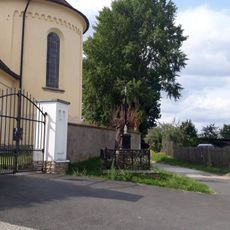 Kříž u kostela v Hartvíkově