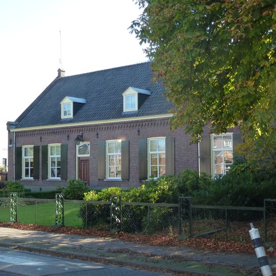 Ambachtelijk-Traditionele langgevelboerderij