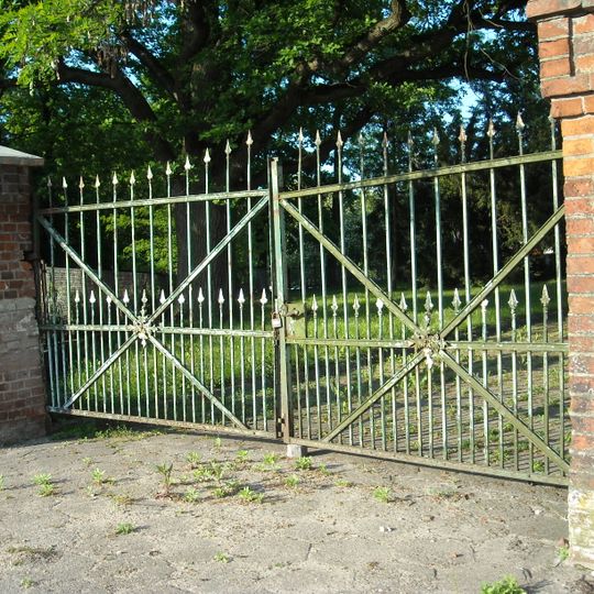 Ogrodzenie, mur kamienno-ceglany