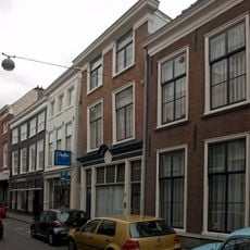 Pand met gevel met rechte kroonlijst