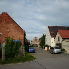 Wohnhaus eines ehemaligen Dreiseithofes sowie Einfriedungspfeiler und Toreinfahrt An der Torgauer Straße 6a
