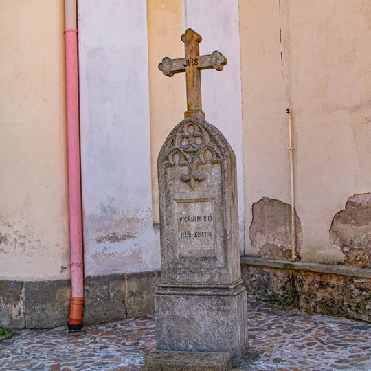 Kříž u kostela v Týnci nad Labem