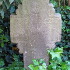 Grabkreuz am Brunnen 112