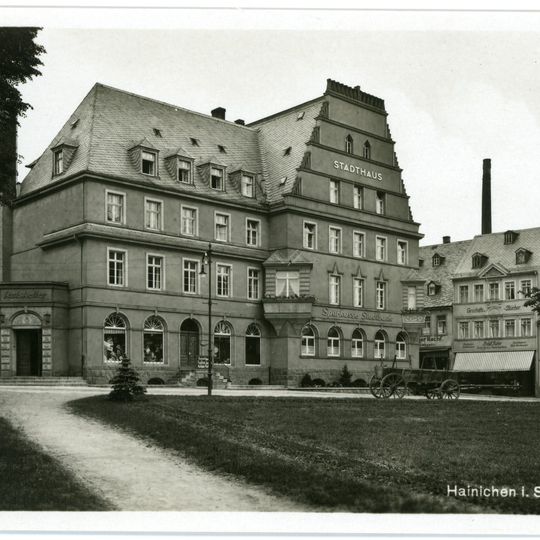 Sparkassen- und Verwaltungsgebäude mit Café in Ecklage Bahnhofstraße 1