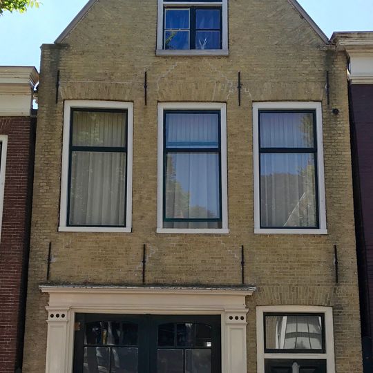 Pand onder zadeldak tegen puntgevel