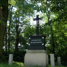 Kříž severně od Čakova na křižovatce