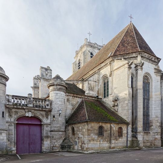 Portail Renaissance attenant à l'église de Saint-Bris-le-Vineux
