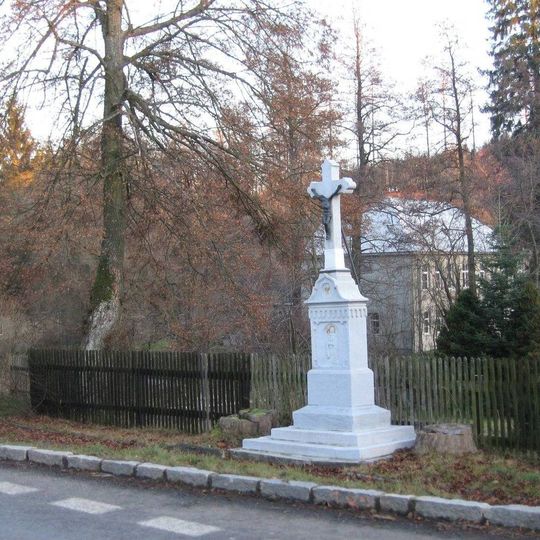 Kříž u západní strany kostela Narození Panny Marie v Jamarticích
