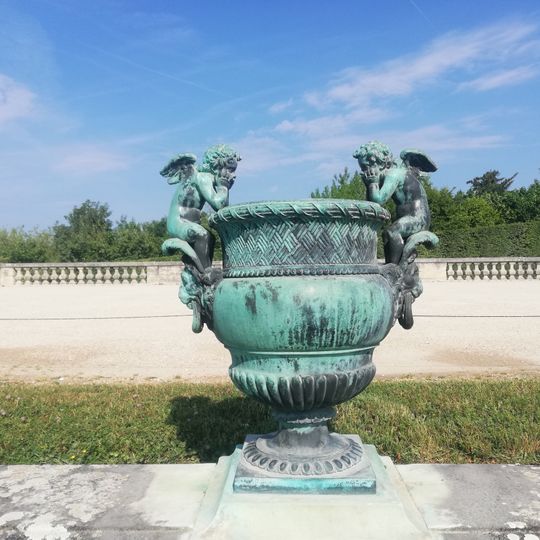 Vase aux protomés de lion avec Amour