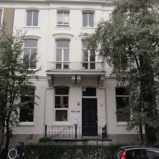 Blok van twee herenhuizen met hekwerken in eclectische stijl