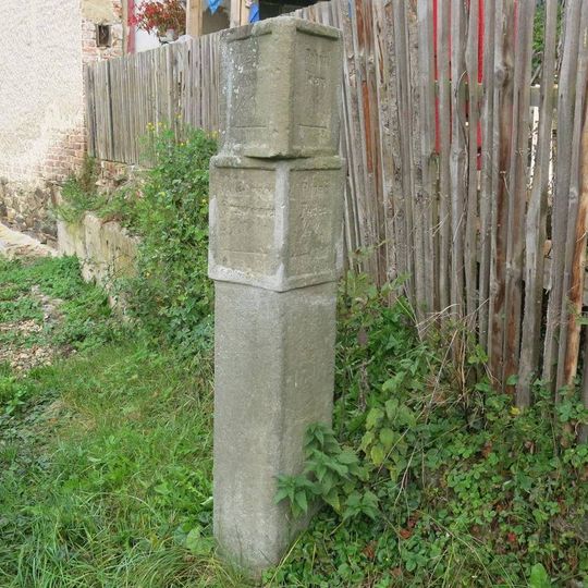 Milník na rozcestí v centru Proboštova