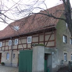 Wohnstallhaus, Scheune und Hofeinfahrt eines Dreiseithofes Großenhainer Straße 43