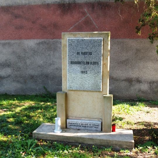 Pomník padlým v Babicích na návsi