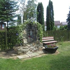 Kaplička v Božejově u kostela