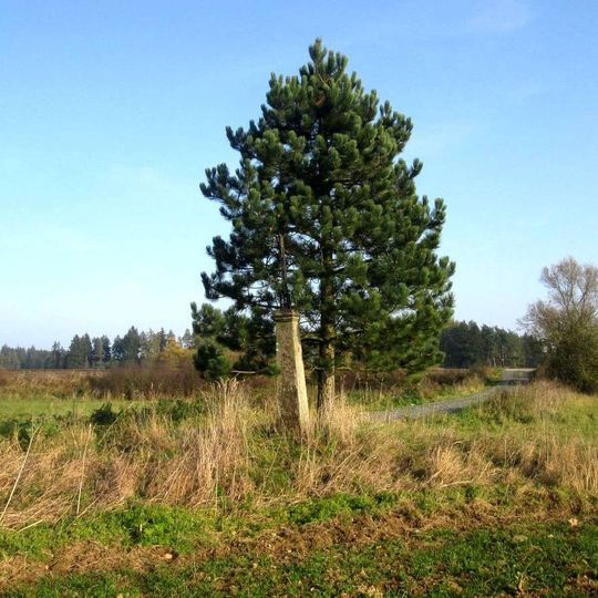 Kříž jihovýchodně od Bělčic u dráhy