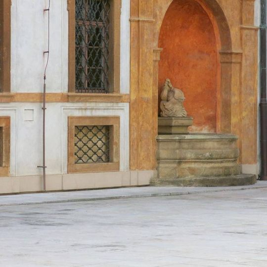 Kašna s rybou vpravo na nádvoří Toskánského paláce