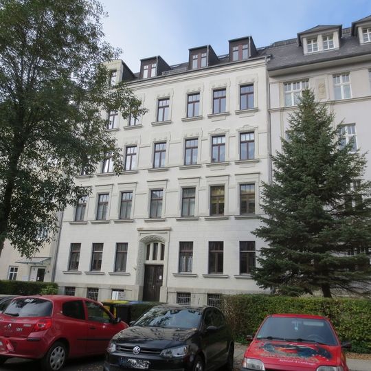 Mietshaus in geschlossener Bebauung mit Vorgarten Altendorfer Straße 14