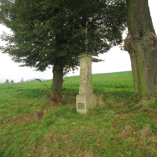 Kříž západně od městyse Koloveč u rozcestí