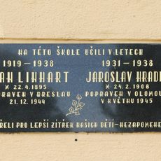 Pamětní deska J. Linharta a J. Hradila v Rudě nad Moravou na budově knihovny