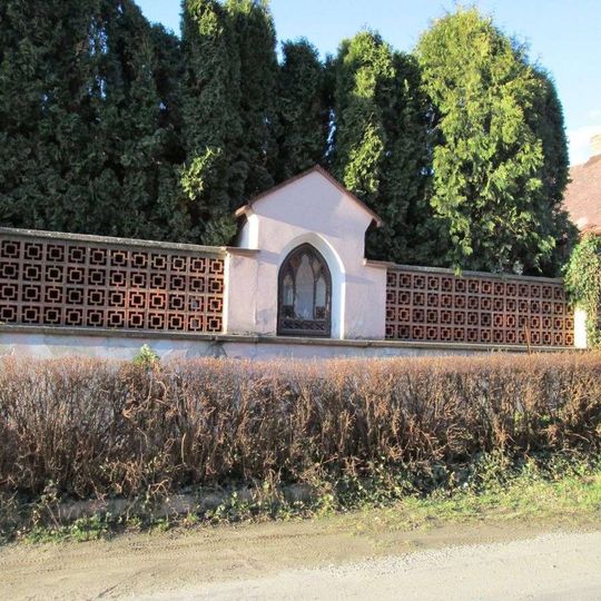 Kaplička v Deštné v plotu