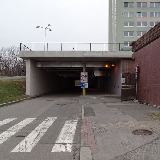 Podjezd pod kolejí 17. listopadu