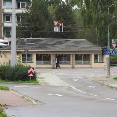 Wartehäuschen mit Läden und öffentlicher Bedürfnisanstalt Falkeplatz 10