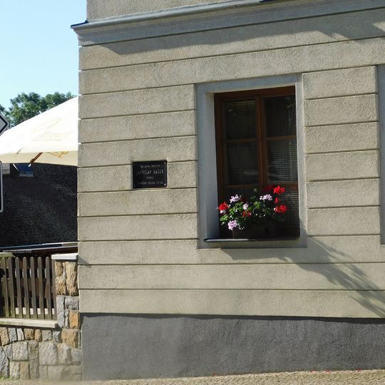 Pamětní deska Jaroslava Haška na hostinci U České koruny v Lipnici nad Sázavou