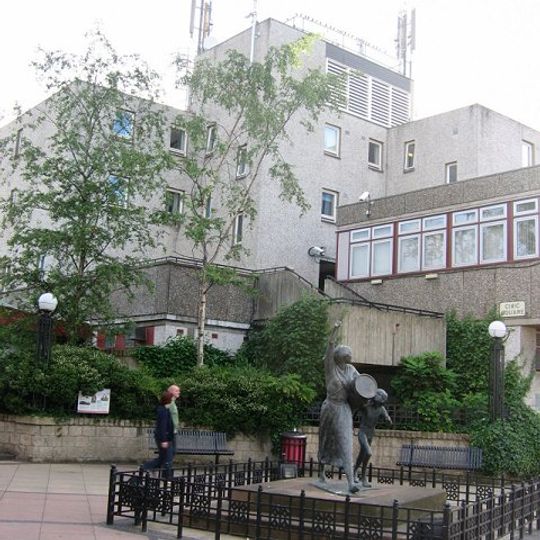 Statua di Jackie Crookstone