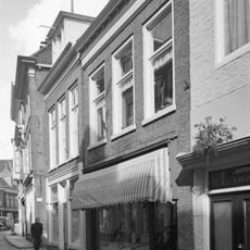 Pand met rechte geblokte kroonlijst