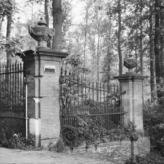 Mataram: toegangshekken op brug