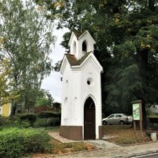 Kaple na návsi ve Zbuzanech