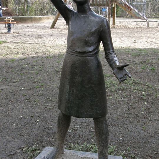 Ballspielendes Mädchen