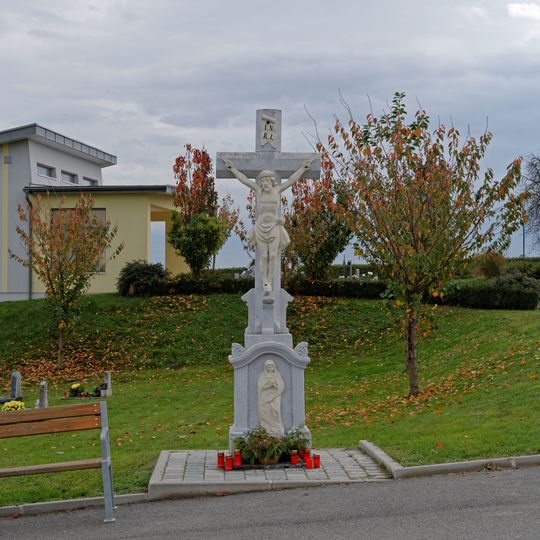 Friedhofskreuz + 3 Grabdenkmäler