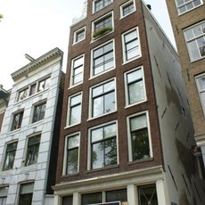 Pand met halsgevel met gevelsteen