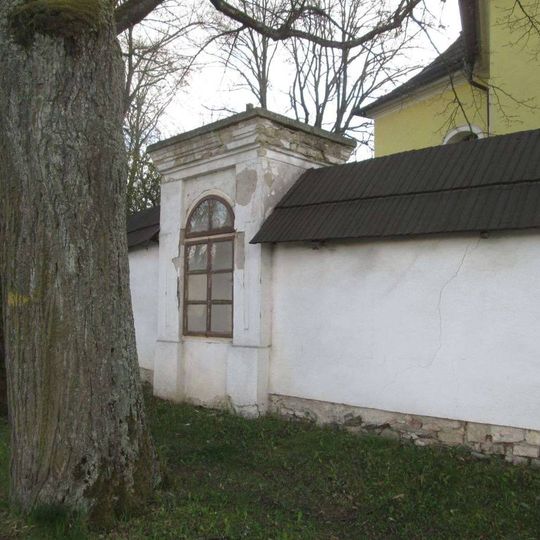 Kaplička v Častrově u kostela