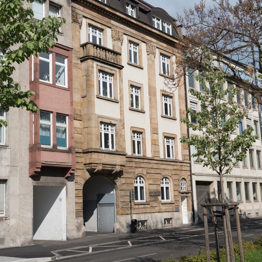 Mehrfamilienwohnhaus