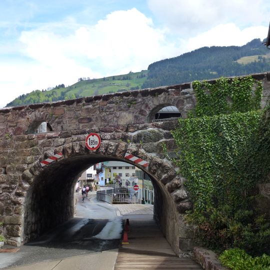 Brücke, Treppenanlage und WC