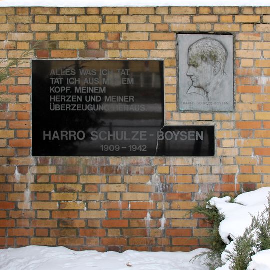 Gedenkmauer mit Reliefporträt Harro Schulze-Boysen