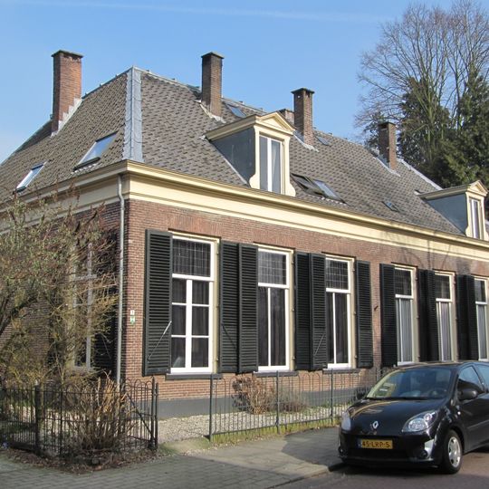 Dubbel woonhuis met tuinhek en schuurtjes, oorspronkelijk één huis