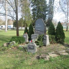 Pomník padlým v parku u Božkova