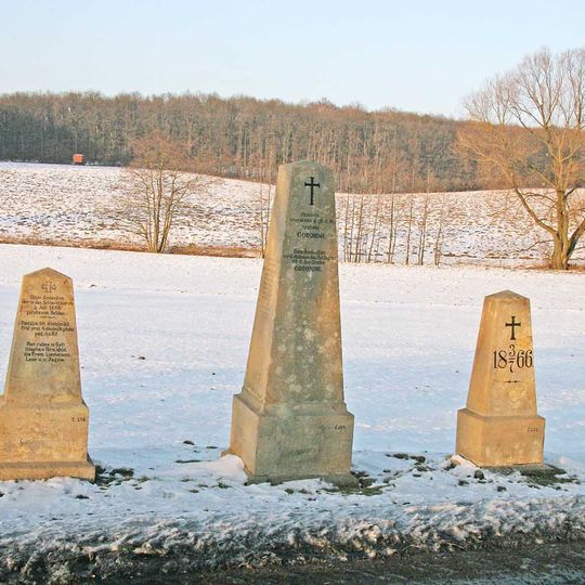 Pomníky padlým z 6.uherského pěšího pluku v bitvě 1866 u silnice z Čistěvsi do Mlékojed