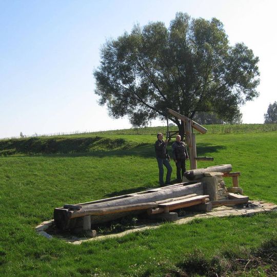 Replika historické dřevěné pumpy u rybníku Dolní Borek západně od Dolních Borů